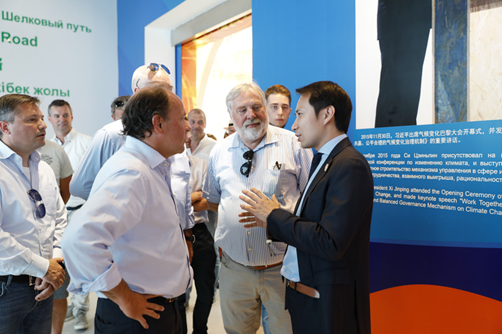 比利时经济和创新部部长穆特斯参观中国馆