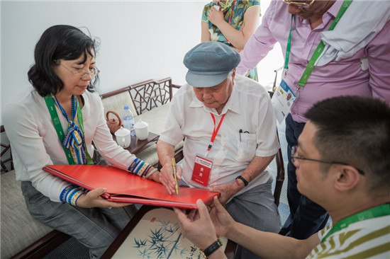 我国当代著名画家、中国美术家协会原副主席刘文西参观中国馆并题词： “为世界人民美好未来而奋斗”