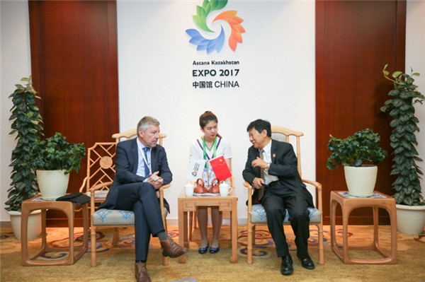 国际道路运输联盟主席克里斯汀•拉博尔特到访中国馆：积极推动“一带一路”的落实
