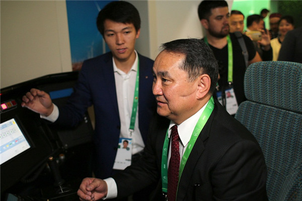 上海合作组织秘书长阿利莫夫、哈萨克斯坦副外长卡玛尔季诺夫高度评价中国馆并题词留念