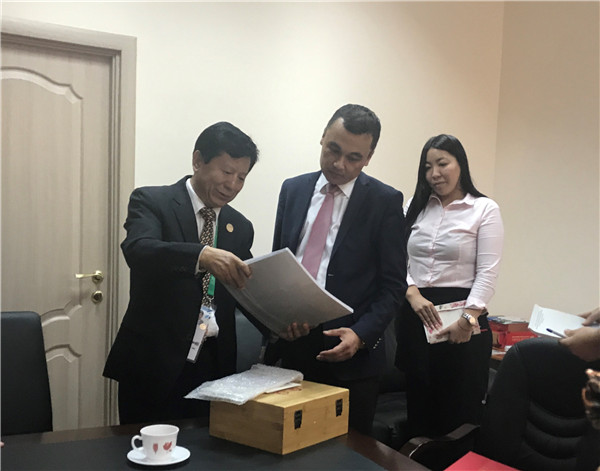 哈萨克斯坦国际通讯社社长阿斯哈尔•奥玛若夫高度评价中国馆对阿斯塔纳世博会的贡献