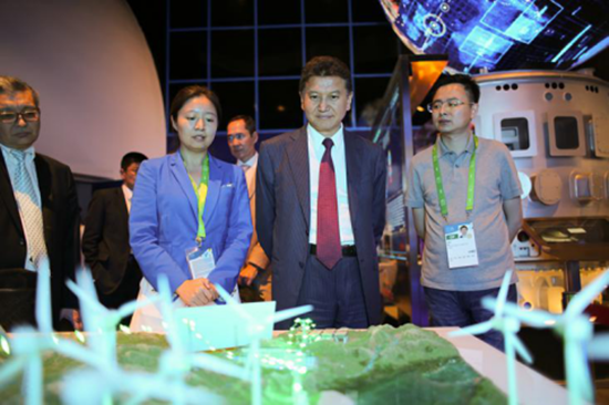 国际棋联主席、俄罗斯卡尔梅克共和国前总统参观中国馆