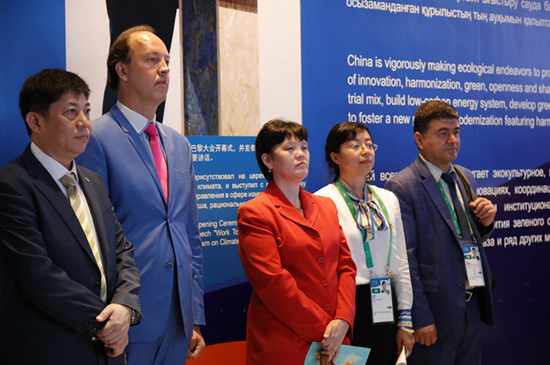 哈萨克斯坦能源局可再生能源司副司长参观中国馆：积极寻求新能源领域合作机会