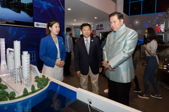 泰国副总理塔纳萨·巴迪玛巴功参观中国馆：“从未有过的奇妙感觉”