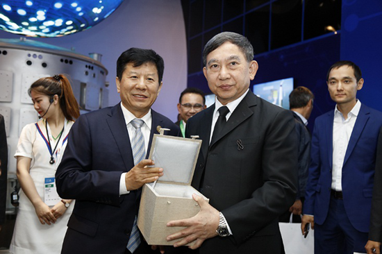 泰国副总理巴金·詹东参观中国馆：期待新能源领域合作